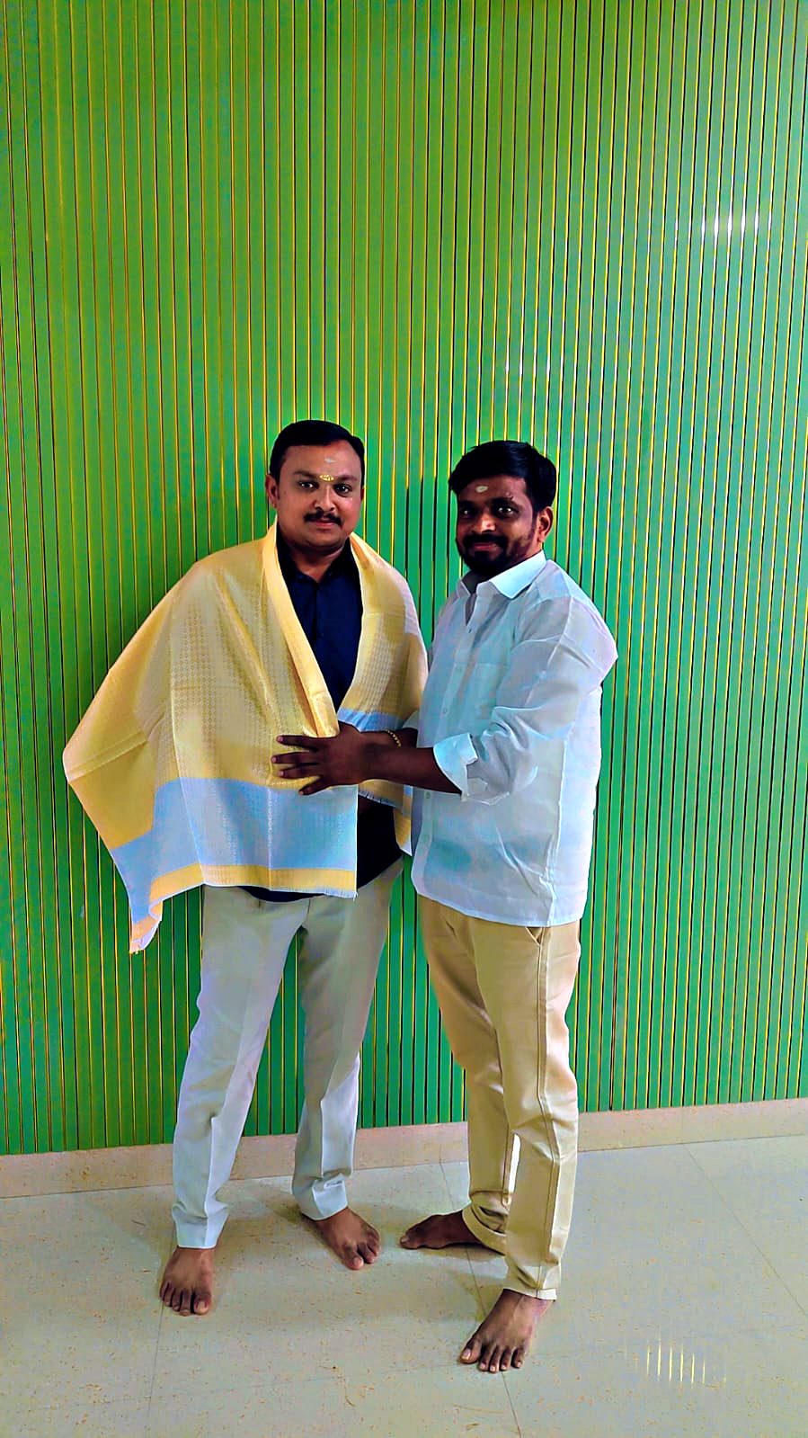Honouring a guest with a shawl