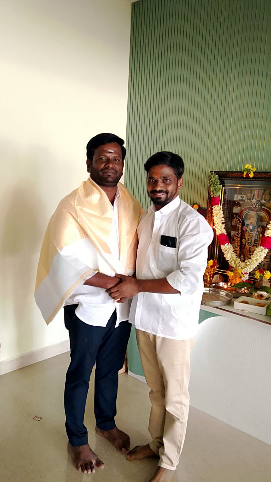 Honouring a guest with a shawl near the deity